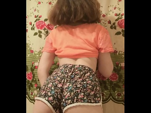 ❤️ Dhallaan yar oo sexy ah oo iska siibaysa surwaalka gaaban ee kamarada ☑  Galmada dabada ❤